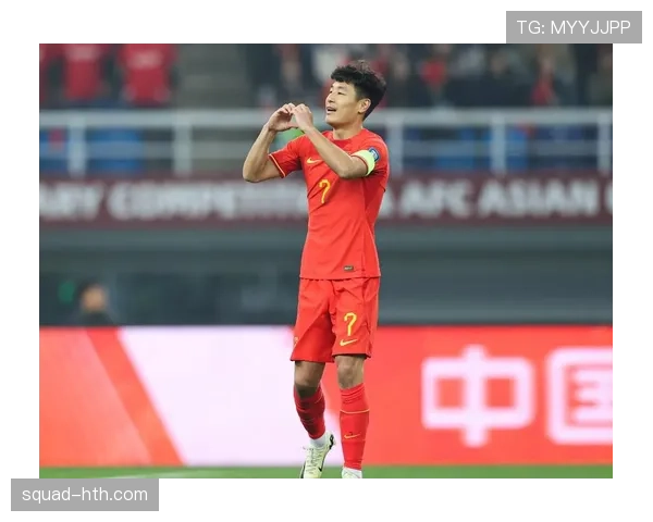 武磊穿着旧卫衣排队买早点，旁边堆着好几个名牌袋子，这画面也太违和了